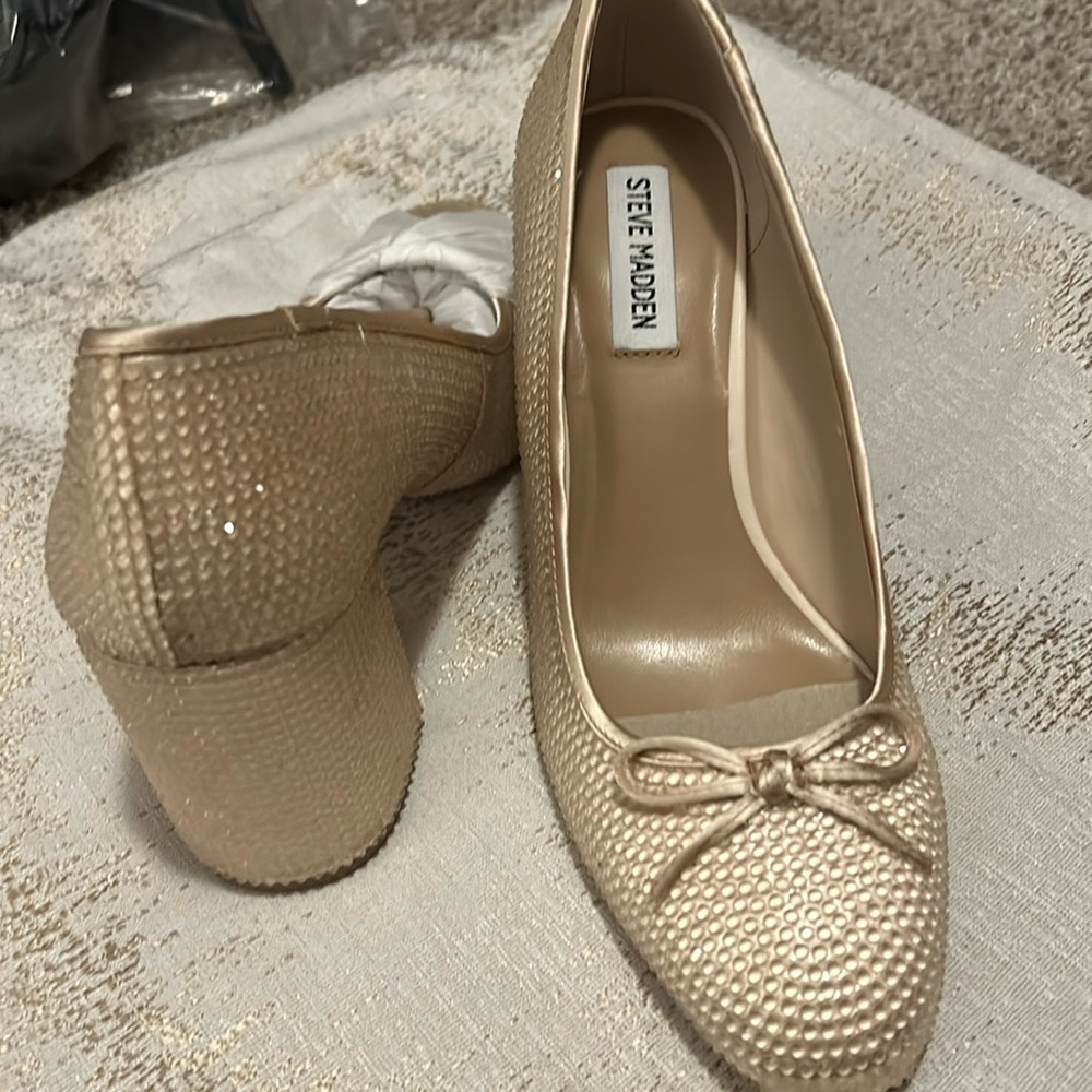 Size 9 Steve Madden cream heel